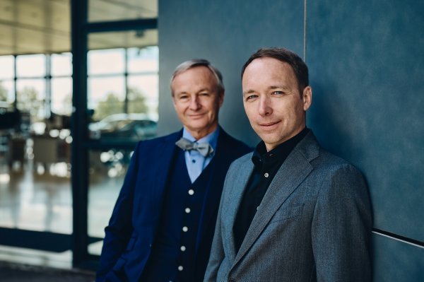 Frank Heyl, novi Bugattijev direktor dizajna imenovan 2023., i njegov prethodnik Achim Anscheidt (lijevo)
