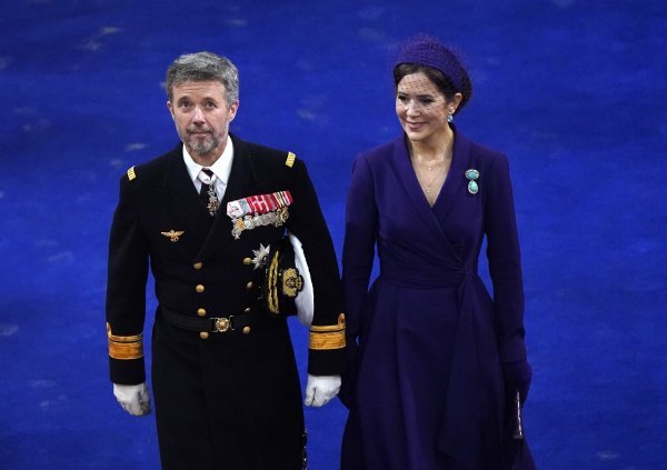 Danski kraljevski par na krunidbi britanskog kralja Charlesa 2023; kraljica Mary i tada je nosila kreaciju Soerena Le Schmidta