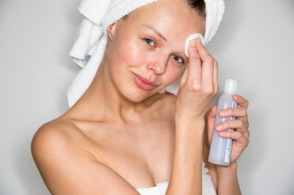 Oštećena kožna barijera ne može zadržati vodu, što često dovodi do upaljene kože i razgradnje kolagena na licu