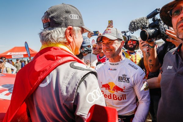 Carlos Sainz prima čestitke na pobjedi od trećeplasirane posade Sébastien Loebo/Fabian Lurquin iz Teama BRX