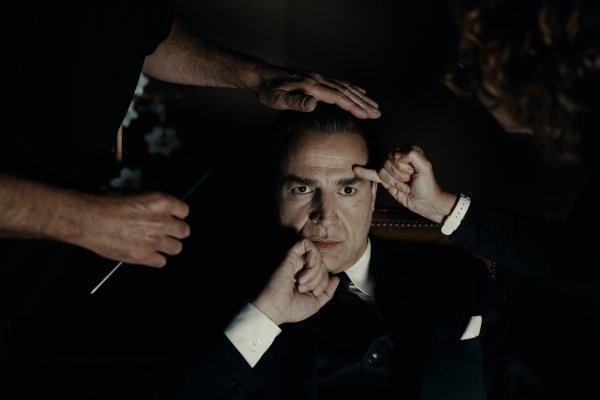 Alberto San Juan kao Cristóbal Balenciaga
