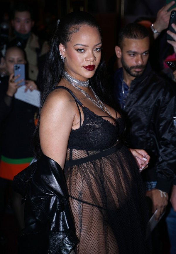 Rihanna na reviji brenda Dior 2022. godine