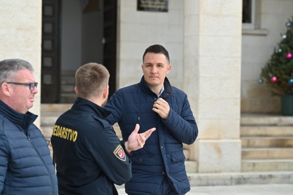 Gradonačelnik Makarske Zoran Paunović s komunalnim redarom
