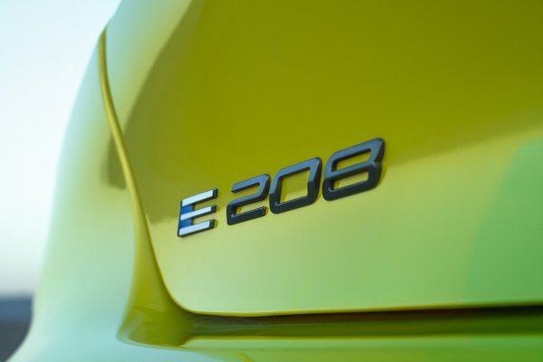 Peugeot E-208