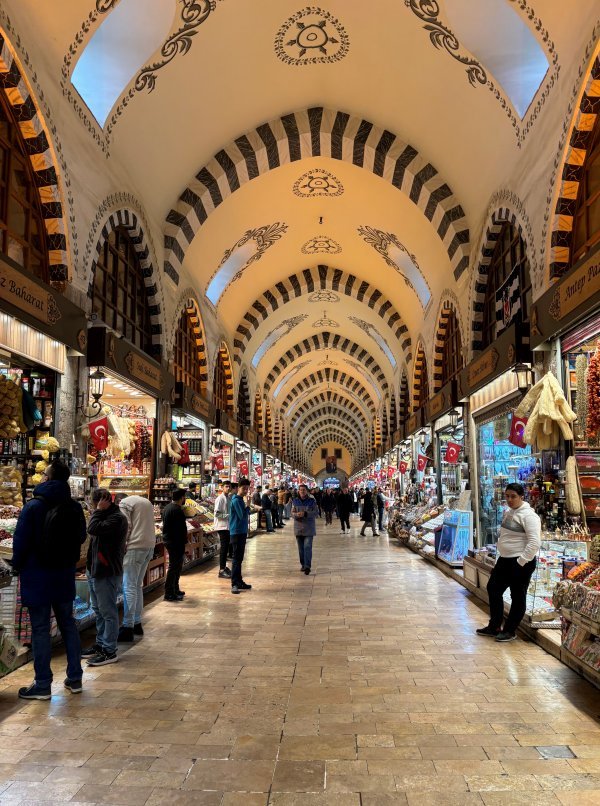 Mısır Çarşısı je tržnica začinima sagrađena u 17. stoljeću novcem koji je dolazio uglavnom od poreza prikupljenog u Kairu, pa se zato zove i Egipatski bazar 