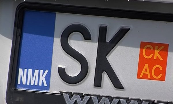 Kod NMK nalazi se na samim tablicama dok je naljepnicu s istim tekstom potrebno zalijepiti na stražnju stranu vozila
