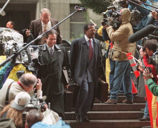 Robert Kardashian s osmjehom odlazi sa suđenja za dvostruko Simpsonovo ubojstvo