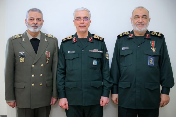 Šef iranske Islamske revolucionarne garde (IRGC) HOSSEIN SALAMI (desno), načelnik stožera iranskih oružanih snaga, general-bojnik MOHAMMAD BAGHERI (c) i glavni zapovjednik iranske vojske ABDOLRAHIM MOUSAVI (lijevo)