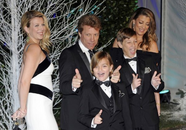 Jon Bon Jovi i Dorothea Hurley s djecom Jacobom, Stephanie i Romeom 2013. godine