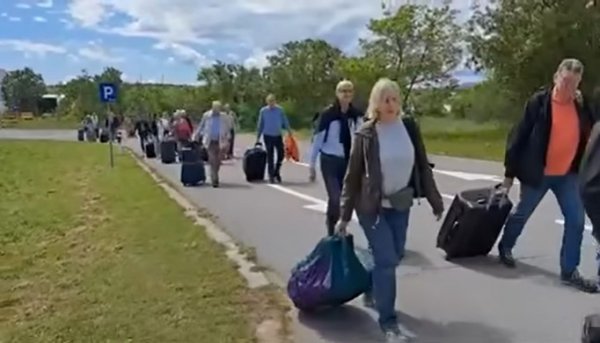 Turisti na Krku pješke vukli kofere s aerodroma zbog preskupog ulaza za autobuse