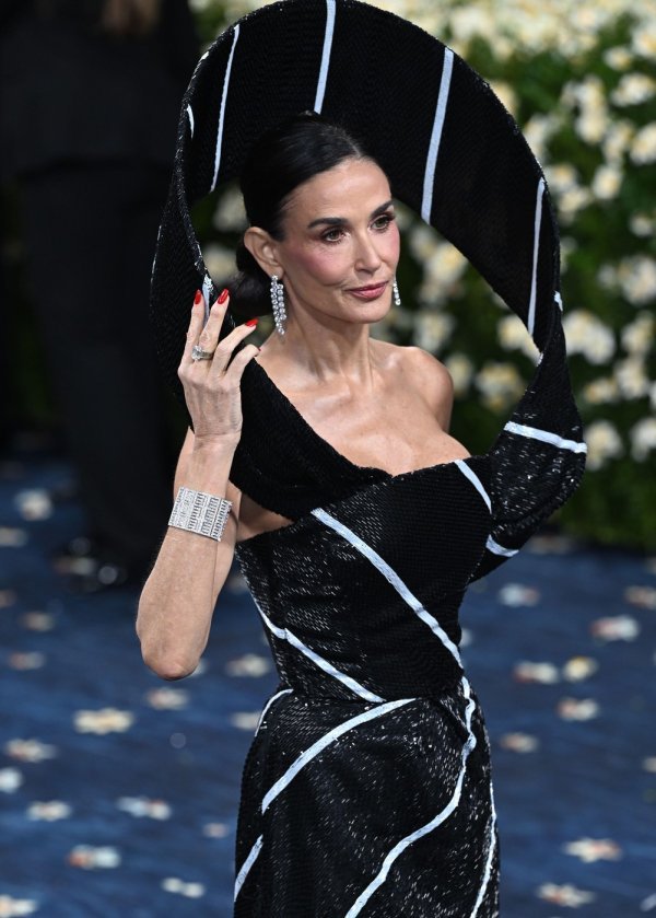 Modni duo koji nitko nije očekivao: Demi Moore i njezin psić Pilaf u kravati