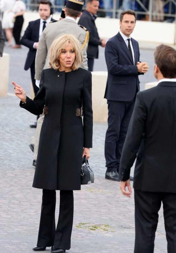Brigitte Macron zna privući pažnju: Od visokih peta ne odustaje, ali zvijezda stajlinga je hit torba
