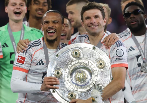 Bayern proslavlja titulu, Thomas Müller se oprašta, a navijači poslali poruku: 'Sramotite nas godinama'