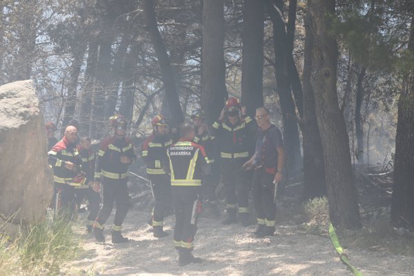 Vatrogascu opečeno lice, 10 ljudi tražilo pomoć liječnika: 'Dobili su rane dok su bježali'