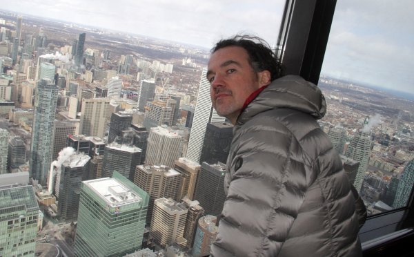 Novinar tportala na vrhu CN Towera, tornja visokog 553 metraFotografija: Tonči Vlašić (Dubrovački vjesnik)