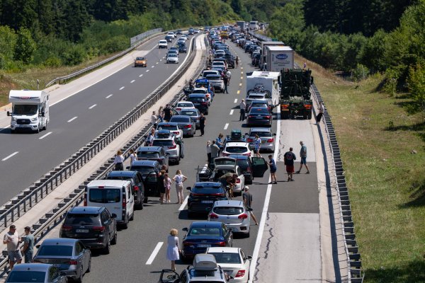 Zbog zapaljenog auta kolona na A1 od 3 km. Gužve su posvuda, pogledajte gdje je najgore