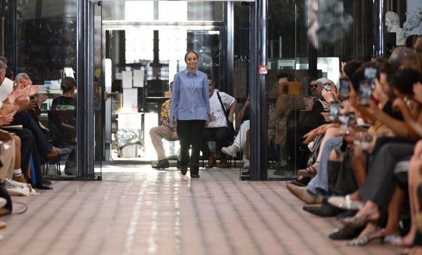 Potres u svijetu mode: Legendarna dizajnerica napušta Hermès, a evo tko dolazi