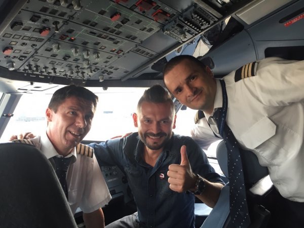 Ivan Dečak s pilotima Croatia Airlinesa HAMAR Media