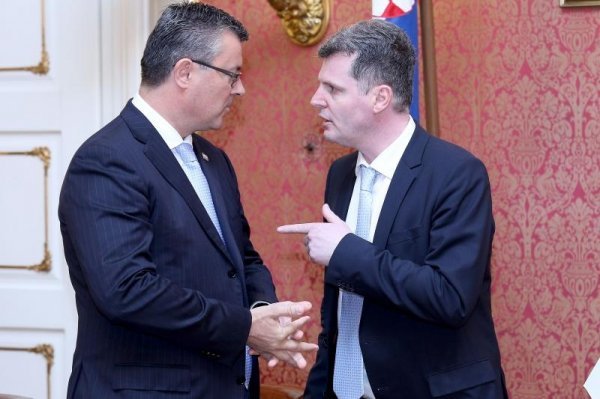 Tehnički premijer Tihomir Orešković i tehnički ministar zdravlja Dario Nakić Pixsell/Patrik Macek