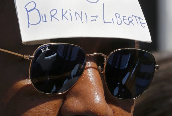 Prosvjed zbog zabrane burkinija Autor:Regis Duvignau, Izvor:Reuters