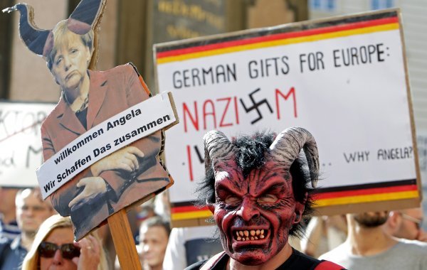 Demonstracije protiv Merkel u Pragu s transparentima: Njemački pokloni Europi - nacizam, islam... Zašto Angela?  