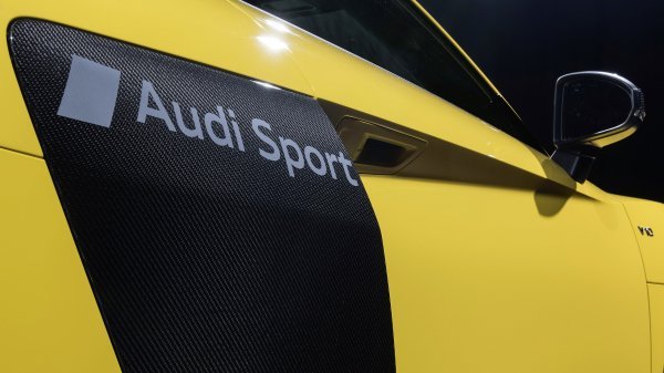 Znak Audi Sporta tetoviran na modelu R8