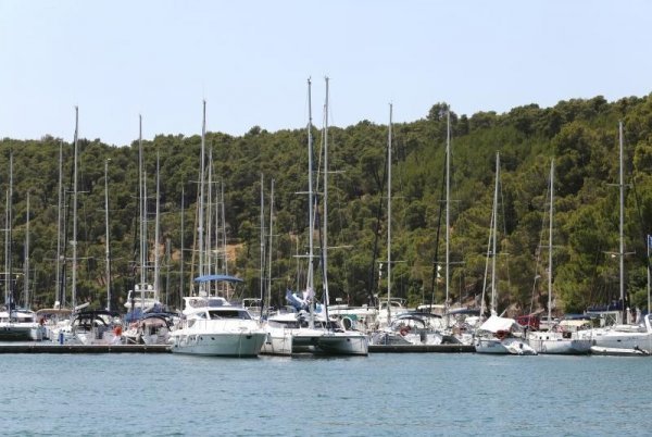 Skradinska marina puna je raznih plovila, čime dokazuje svoj status prestižne nautičarske destinacije u Hrvatskoj  