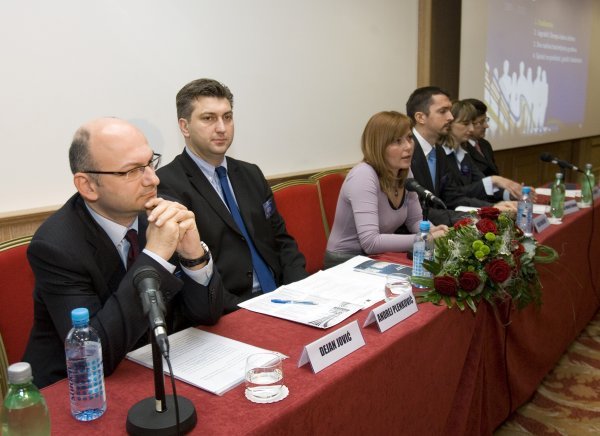 Dejan Jović (prvi s lijeve strane)