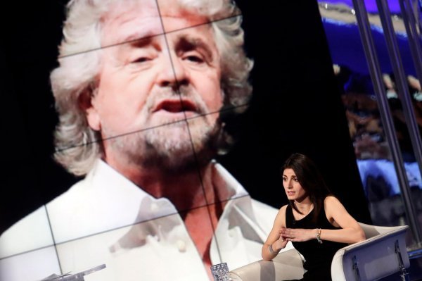 Raggi je osvojila povjerenje građana na krilima popularnosti antiestablišment Pokreta 5 zvijezda koji je osnovao komičar Beppe Grillo  