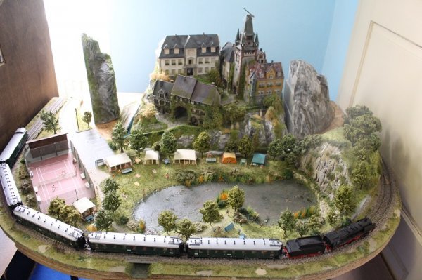 Jedna od najljepših diorama u izložbenom prostoru prikazuje stari dvorac Ružica grad kako ga vide maketari u njihovoj mašti: oko jezera su tračnice i vlak  