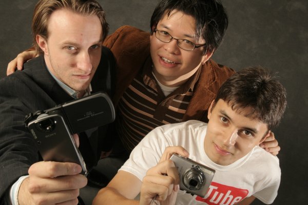Osnivači Chad Hurley, Steve Chen i Jawed Karim prvi su video na stranicama YouTubea objavili u travnju 2005. Profimedia