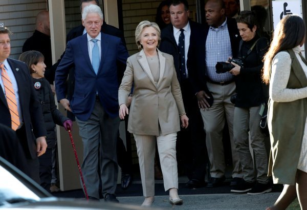 Hillary i Bill Clinton nakon glasovanja Reuters