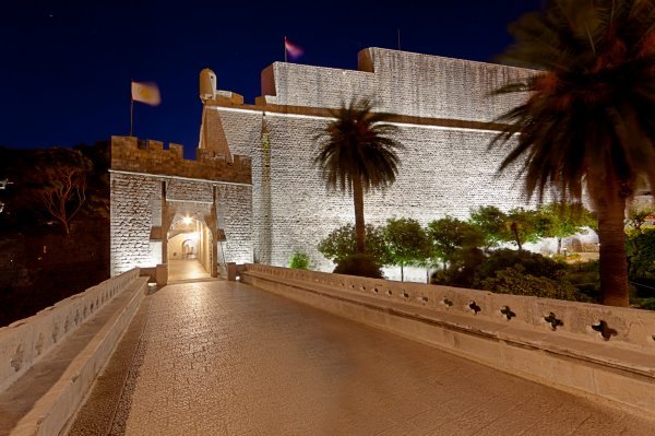 Dubrovnik je najpoznatiji po  zidinama koje okružuju Stari grad Profimedia