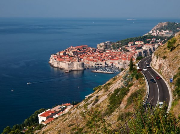 Prekrasan pogled s Jadranske magistrale na Dubrovnik  
