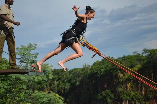 Dvinin skok u 120 metara dubok kanjon rijeke Zambezi