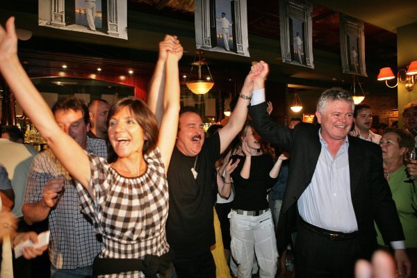 Tatjana Šimac Bonačić, Milo Hrnić i Andro Vlahušić slave pobjedu 2009. godine, kada je Vlahušić dobio čak 10 posto više glasova od HDZ-ovke Dubravke Šuice