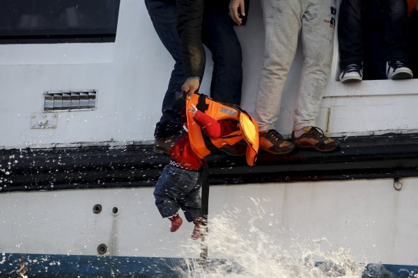 Izbjeglice riskiraju živote da bi stigli u Europu. Giorgos Moutafis/Reuters