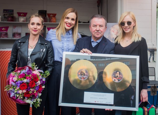 Za dobru prodaju albuma 'Moderna žena' dobila je Zlatno priznanje HDU-a koje joj je dodijelio predsjednik HDU-a i direktor Croatia Recordsa Želimir Babogredac