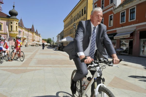 Župan Galić biciklira u svojoj vinkovačkoj utvrdi