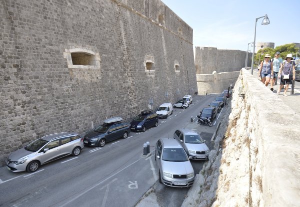 Posjetiteljima je omogućeno parkiranje tik uz stare gradske zidine