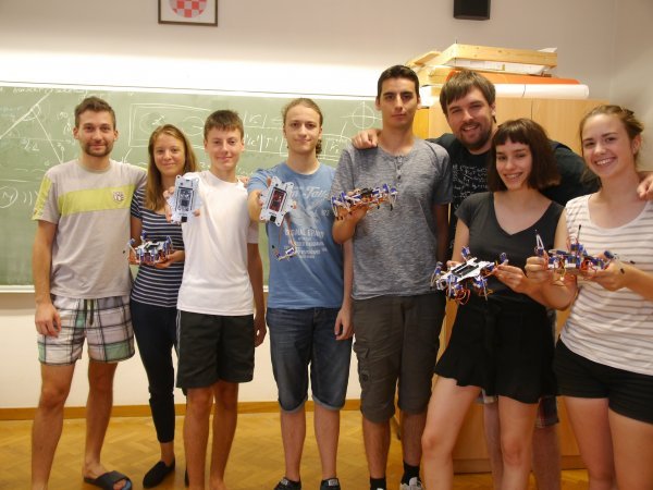Luka, Una, Axel, Branislav, Ivana i Marta razvijali su algoritam hoda za hodanje hexapod robota po terenu na Marsu uz pomoć mentora Luke Fućeka i Marina Trošelja