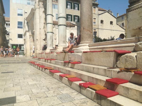 Na Peristilu, glavnom carskom trgu i stoljetnom okupljalištu Splićana, poslagani su jastuci
