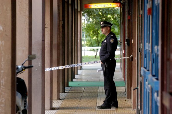 Policajac ispred ulaza u kojem je ubijen Dino Pokrovac