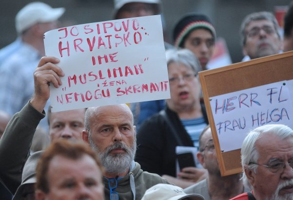 Živio junak s transparentom 'Josipovo hrvatsko ime 'musliman' i žena ne mogu skrnaviti'