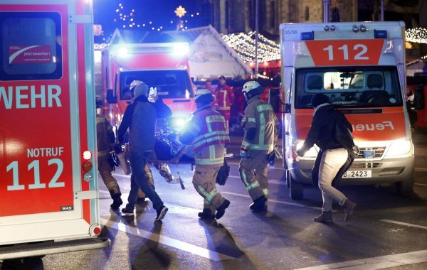 Vatrogasci su tijekom cijele večeri pružali pomoć unesrećenima Fabrizio Bensch / Reuters