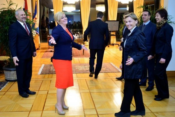 Milanović u bijegu od zajedničkog fotografiranja s predsjednicom, nasmijao je okupljene. Foto: Pixsell/M.Prpić