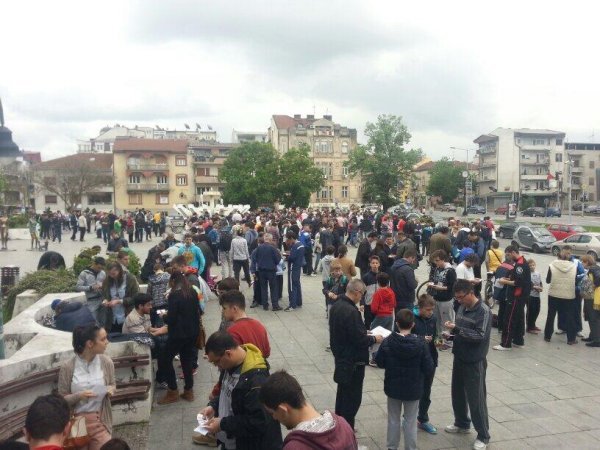 Masovna razmjena sličica u Skopju na dan makedonskih izbora Foto: Filip Stojanovski/Twitter