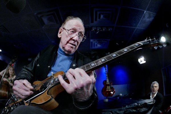 Les Paul svira na legendarnoj Gibsonovoj električnoj gitari nazvanoj po njemu u njujorškom Iridium Jazz Clubu, 30. svibnja  2005.