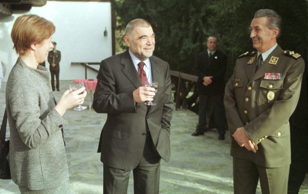 General Petar Stipetić bio je načelnik Glavnog stožera Oružanih snaga - na fotografiji s tadašnjim predsjednikom RH Stjepanom Mesićem i ministricom obrane Željkom Antunović