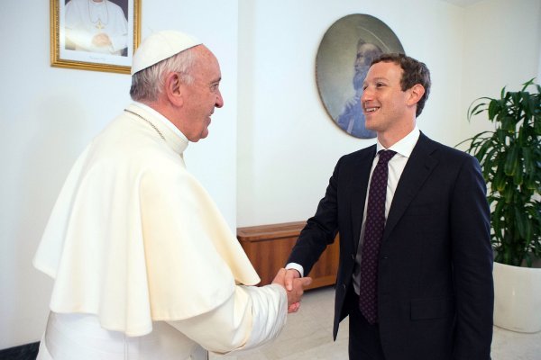 Mark Zuckerberg se više ne smatra ateistom, a krajem kolovoza lani primio ga je Papa Franjo Profimedia